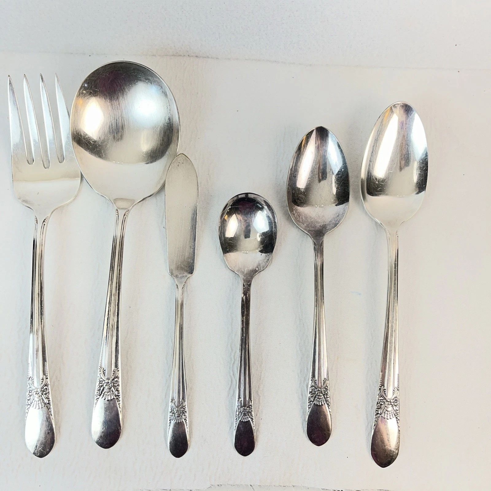 Wm. Rogers Silverplated Beloved Pattern 6 Piece Serving Set Fork 4 Spoons Knief
Opens in a new windo