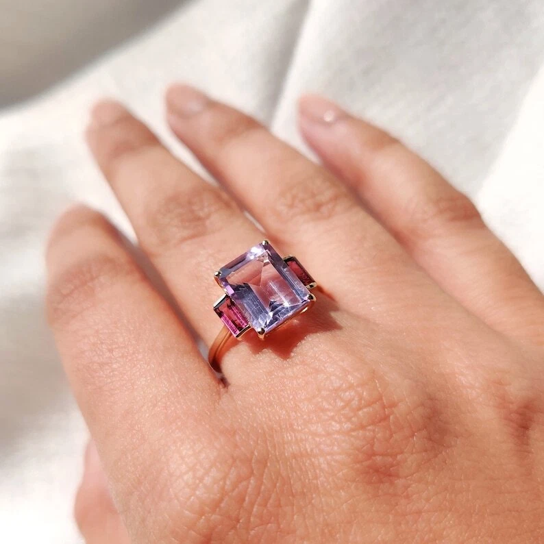 Anillo solitario de oro amarillo de 14k natural de amatista rosa y granate rodolita para mujer Foto 4 de 4