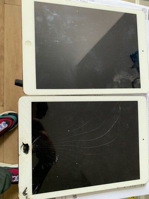 Menge 2 Apple iPad Tablets Ist-Zustand ungetestet für Teile oder Reparatur