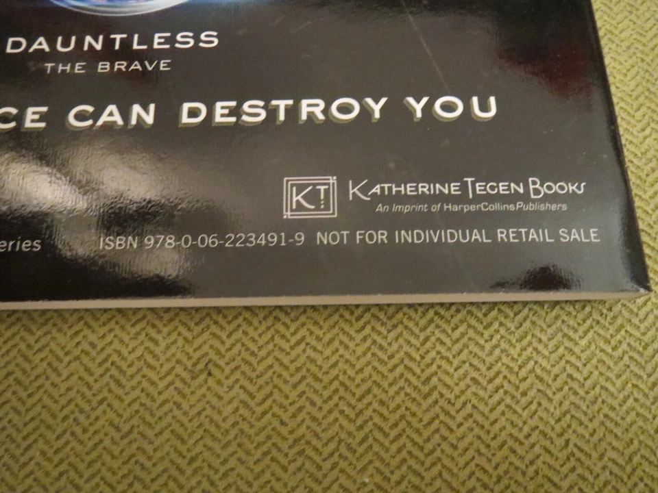 The World of Veronica Roth's #1 New York Times Bestselling Divergent Series, NEW Foto 3 de 4