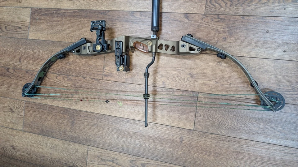 Hoyt USA Fastflite Compound Bow RH Camo W/ Case. Great Condition (036) - Image 2 of 4