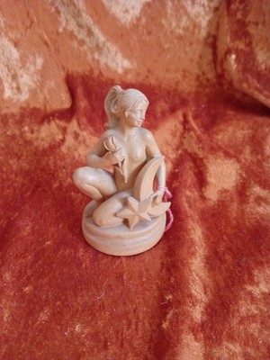 Sternzeichen Jungfrau, Ahorn, geschnitzt, hell gebeizt, gewachst, h 8cm, d 5 cm.