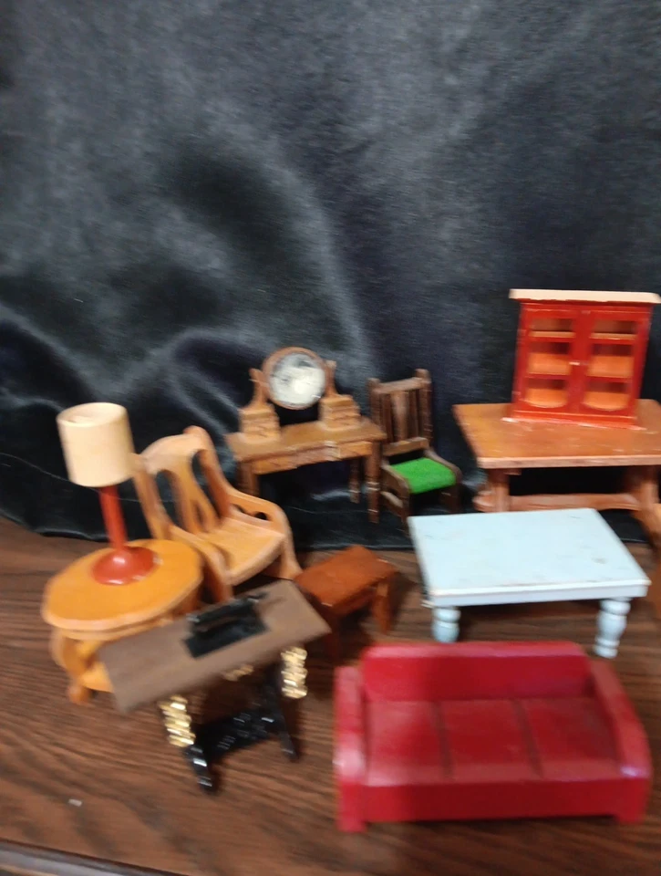 Lote de 26 piezas, mesas, sillas, gabinetes, etc. muebles de madera vintage para muñecas Foto 2 de 4