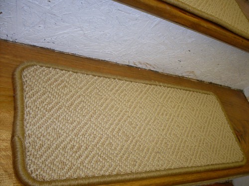 14 = STEP 9" X 23" + 1 Landing 23'' x 32'' Tufted Wool Carpet Stair Case . - Picture 3 of 4