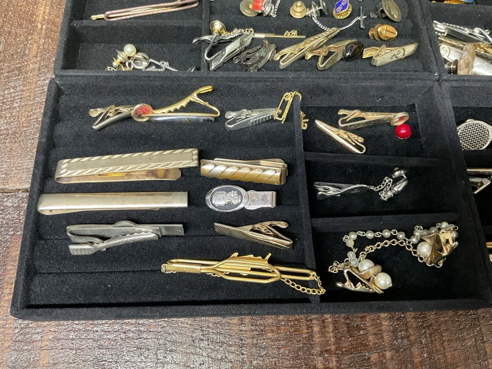 Lote de solapas de clip de corbata vintage de más de 1 lb o más de 90 tachuelas de corbata en tono dorado y plateado Foto 2 de 4