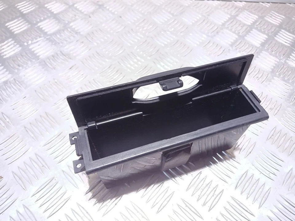 Compartimento de almacenamiento Mitsubishi Carisma 1998 MR114355 UST89189 - Imagen 4 de 4