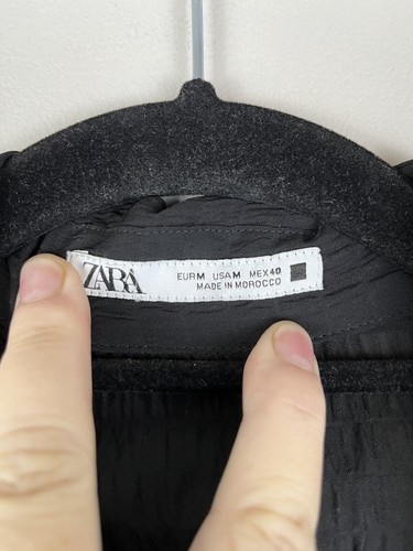 Zara | Camisa blusa negra con botones de cuello | Talla mediana - Imagen 2 de 6