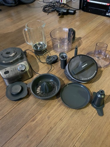 Kenwood Küchenmaschine in Silber. (Gekauft für 350€ neu)