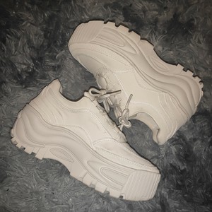 Fashion shoes | Bershka Chunky Sneaker With Gray And Pink Piping In White |  Modysta