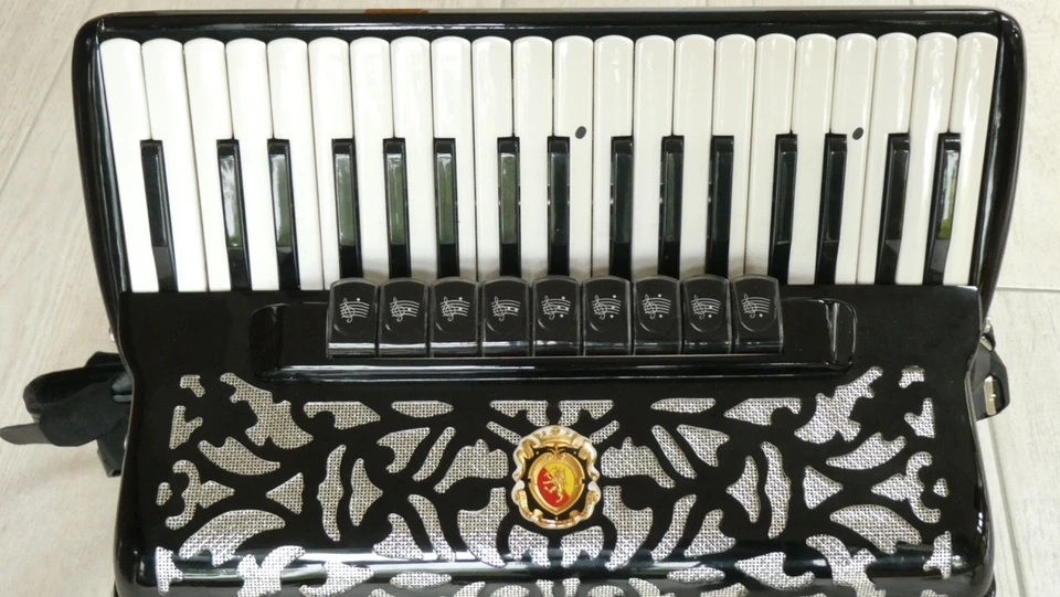 Italienisches Akkordeon MARINUCCI 96 Bass, 4-chörig im Diskant - Bild 2 von 4