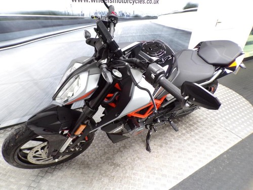2023 KTM 125 DUKE WITH ONLY 2053 MILES FROM NEW  - Picture 4 of 20