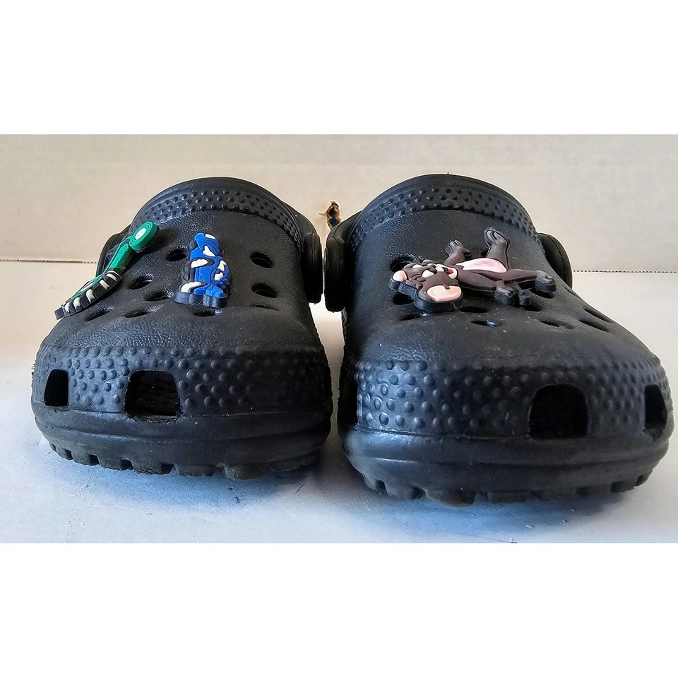 Zueco Crocs bebé/niños negro dijes cómodos zapatos informales sin cordones talla 4 Foto 4 de 4