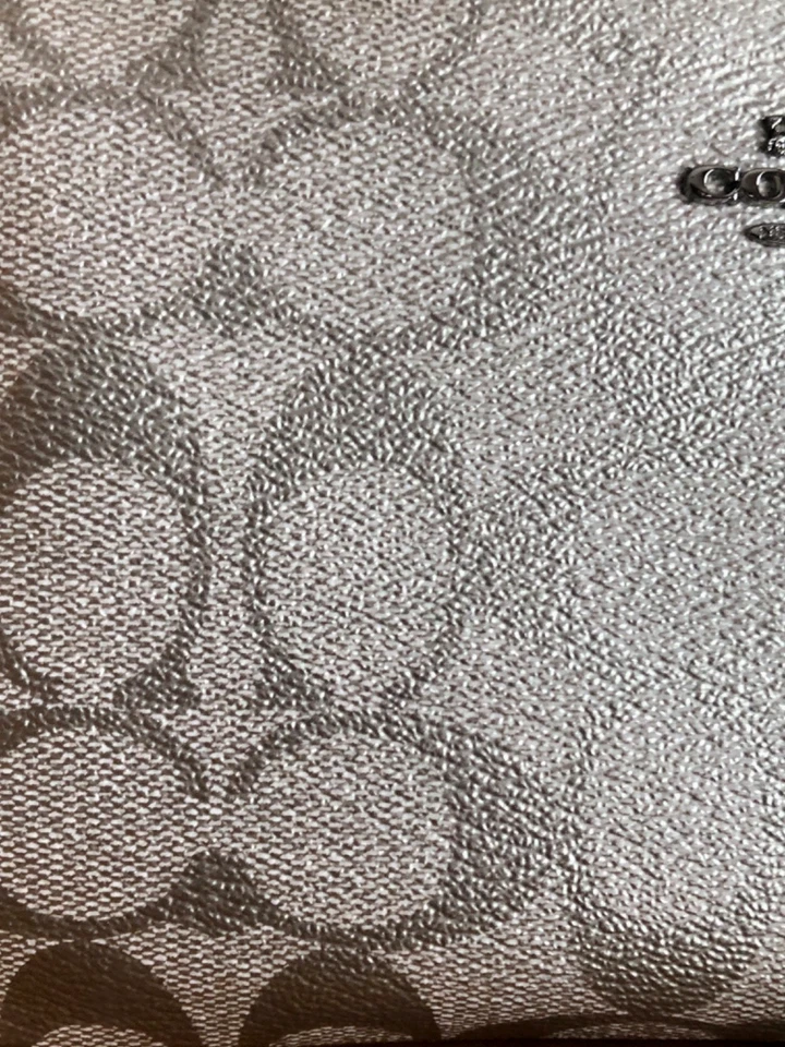 Cartera Coach Platino Metálica Firma Lona Rosa Borde Top Cremallera Muñequera NUEVA Foto 4 de 4