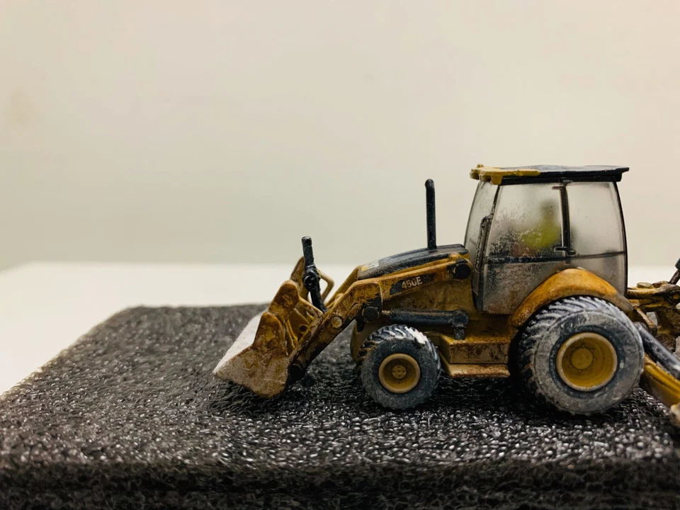 Cat 450E Backhoe Loader Muddy Edition 1:87 Ho Scale By Diecast Masters 85263 - Image 2 of 4