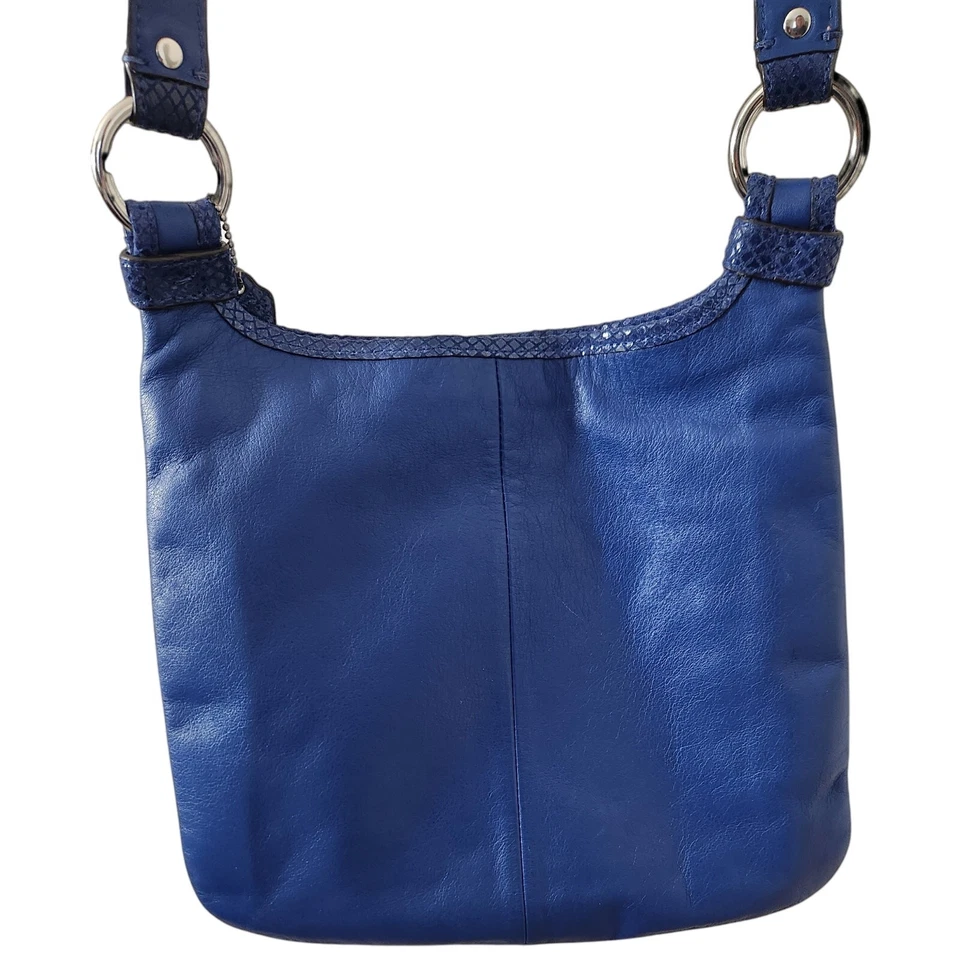  Bolso de hombro de cuero Penélope azul cobalto COACH de colección con ribete de serpiente de charol Foto 4 de 4