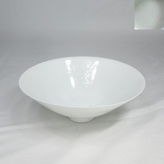 P1184: Chinese white porcelain tea bowl with engraved pattern and name of era