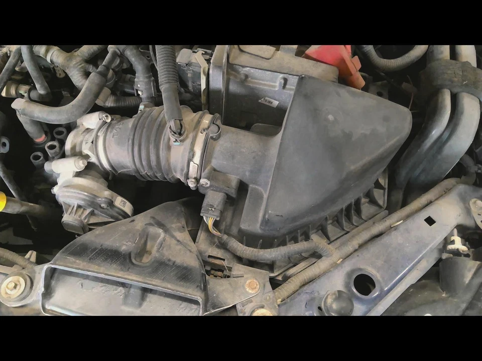 Conjunto de filtro de aire usado se adapta a: Ford Focus 2008 2,0 L DOHC emisiones estándar Gra Foto 2 de 4