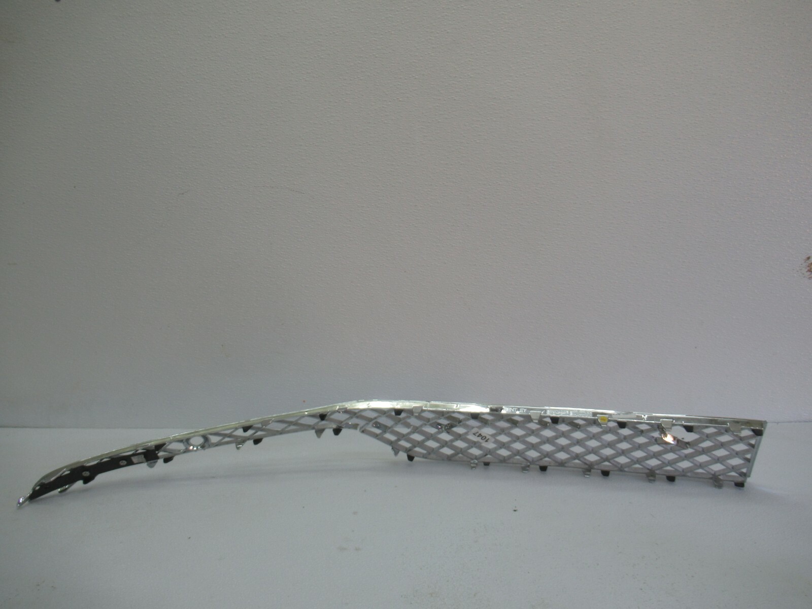 2017-2020 BENTLEY BENTAYGA FRONT LOWER RIGHT SIDE GRILL GRILLE TRIM GUIDE OEM
