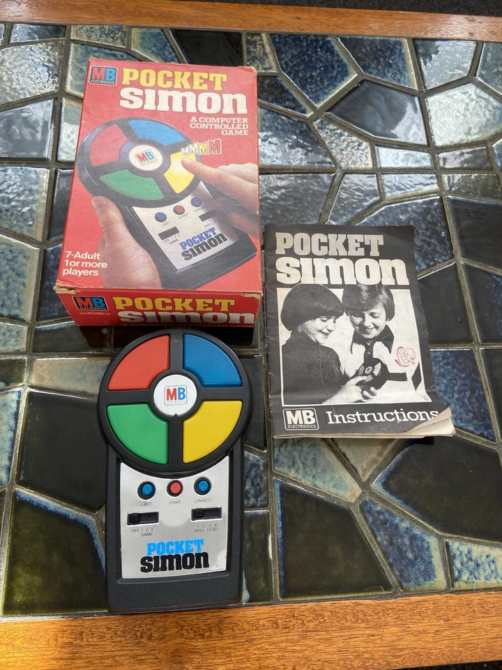 MILTON BRADLEY ELECTRONICS POCKET SIMON A COMPUTER CONTROLLED GAME 1980 VINTAGE - Image 2 of 4
