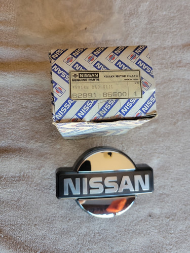 NOS NISSAN GRILLE EMBLEM 62891-86G00 OEM GENUINE NISSAN W/BOX