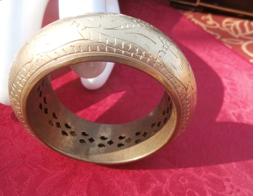 Estate Vintage Wide Gold Tone Brass Bangle Artisan Abstract Design Boho Bracelet - Picture 10 of 10