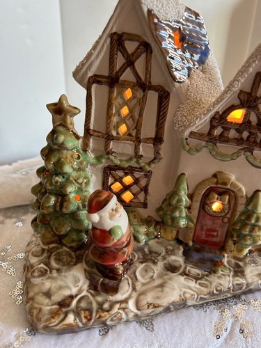 Ceramic Christmas Village Light-Up House With Santa & Snowmen Vintage 11x8.5x2" - Picture 8 of 12