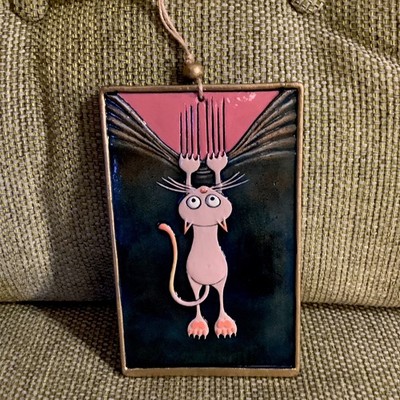 Handgefertigte Keramik Wandbehang Fliese Comic hängende Katze. 13 X 20 cm. 425g