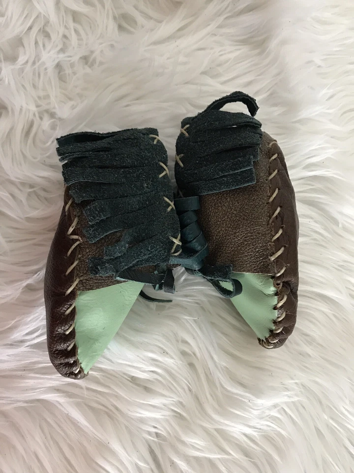 Mocasines de bebé hechos a mano verde menta de cuero cosido con flecos superiores 1 año Foto 4 de 4