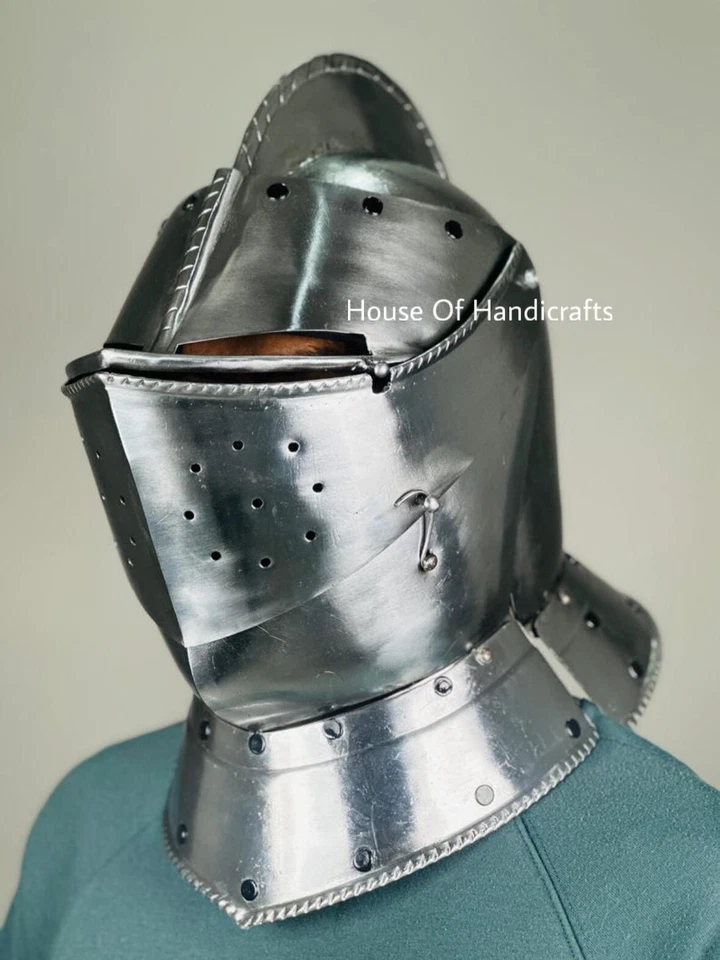 Casco de caballero medieval hecho a mano con armadura cerrada, casco listo para la batalla Foto 2 de 4