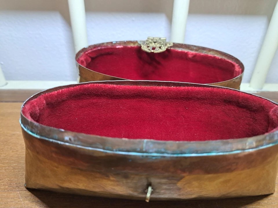 Cartera de almohada vintage años 20-30 latón y cobre Art Deco metal forro de terciopelo rojo Foto 3 de 4