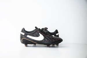 r10 football boots