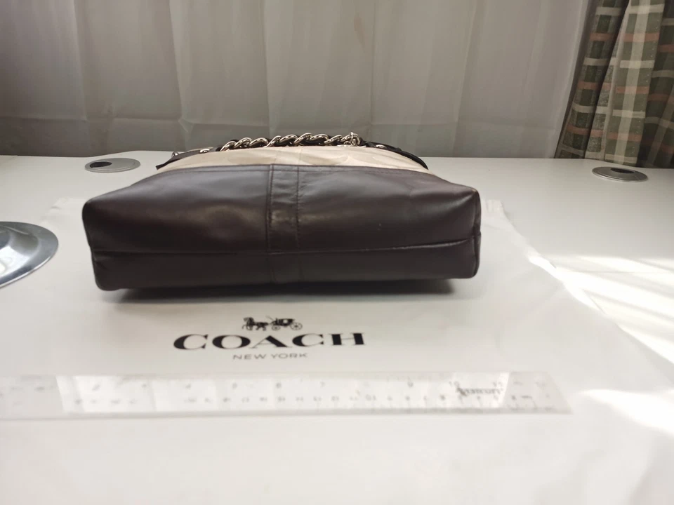 蔻驰 Ashley 中号棕色米色褶皱嬉皮包签名 Sateen 皮革表带 — 第 3/4 张图片