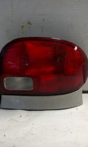 Luz trasera derecha pasajero Oldsmobile Firefly 95-01 4 puertas Foto 3 de 4