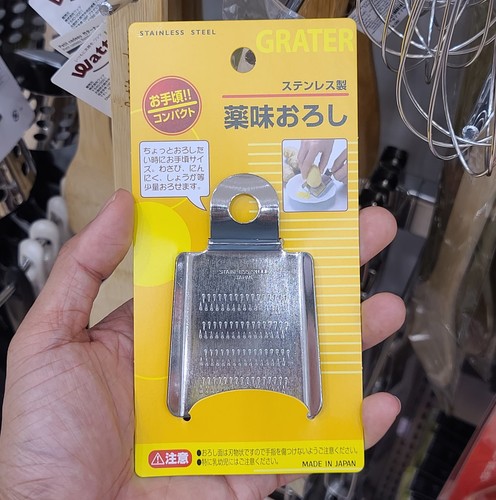 Rallador de acero inoxidable hecho en Japón jengibre wasabi ajo condimento colgador compacto - Imagen 6 de 7