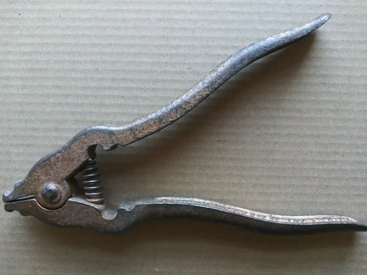 VINTAGE IXL CHAIN PLIERS PATENTED MALLEABLE IRON O.P. SCHRIVER CO. CINC OH