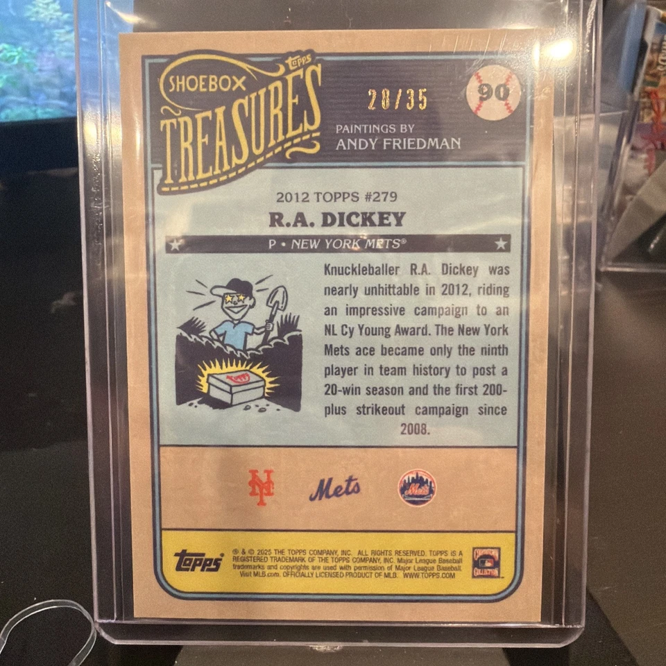 R.A. Dickey Auto/35 2025 Topps Shoebox Treasures Andy Friedman Logo Laminado Foto 2 de 3