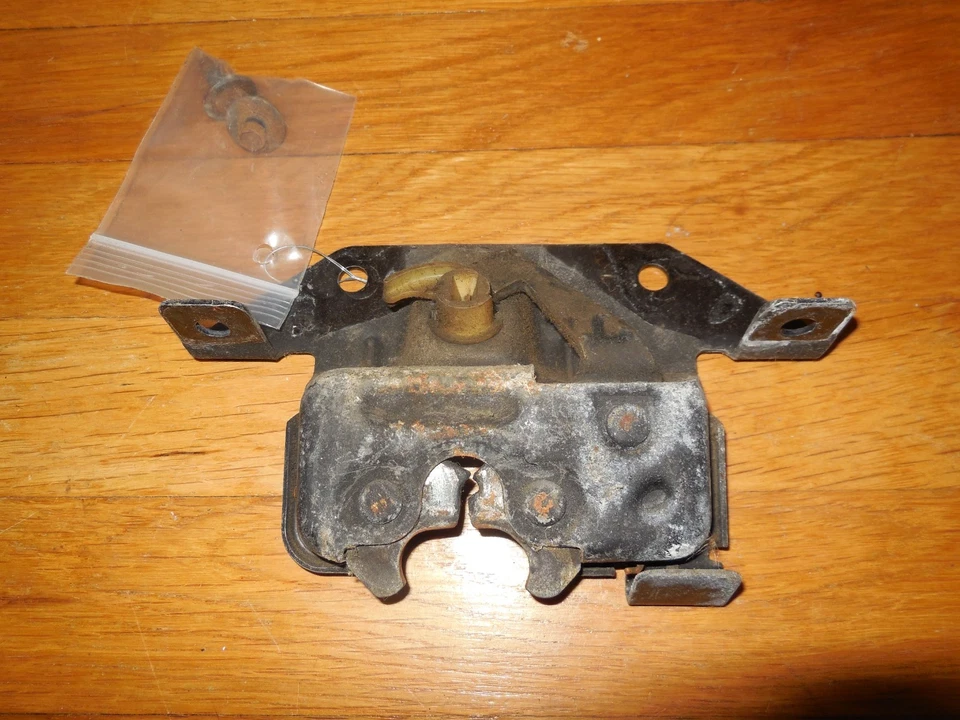 Ford Mustang GT 1985 1986 original usado hatchback maletero pestillo Foto 2 de 2