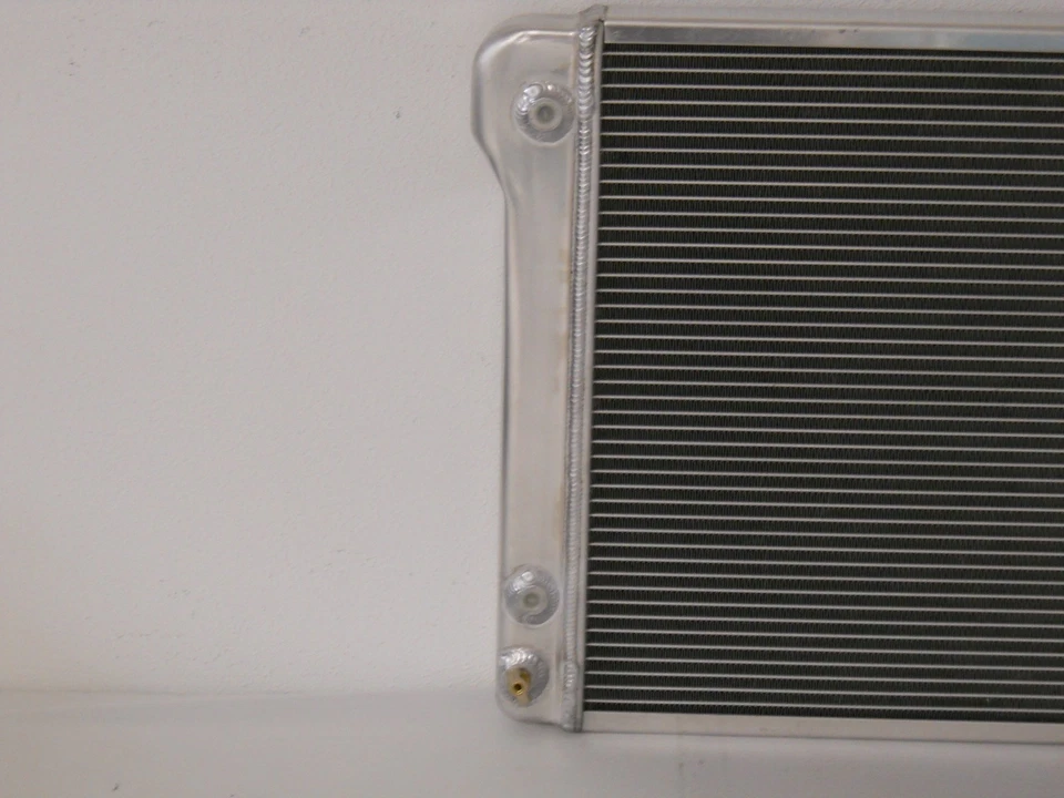 1967-1979 Chevrolet GMC C-10 Pickup LS Motor Swap Radiator - Imagem 3 de 4