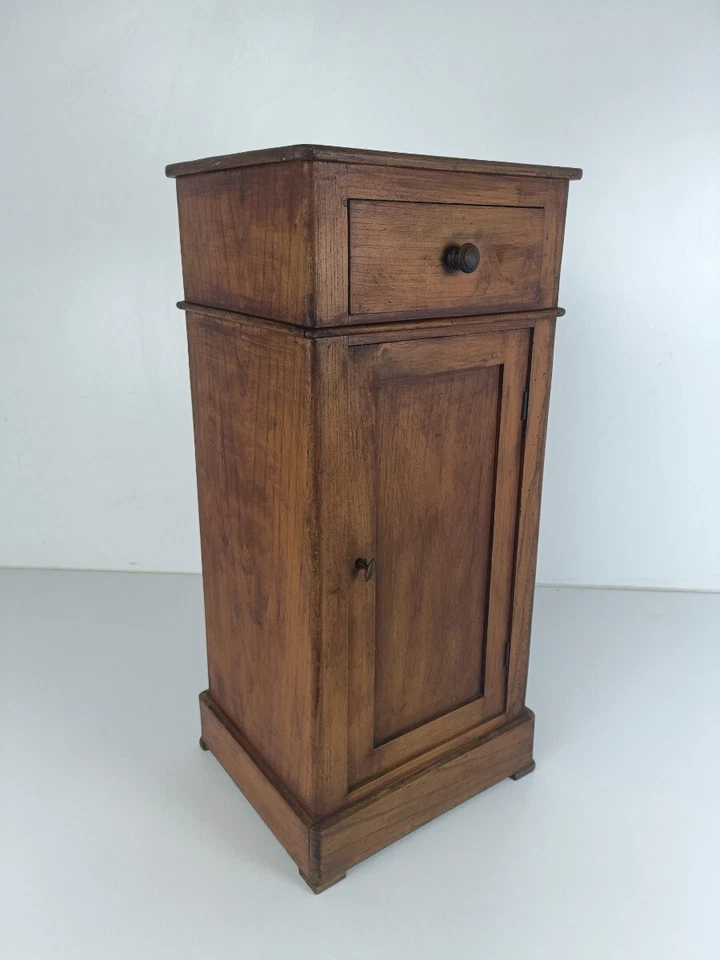 Mesita de noche Art Deco antigua, mesa auxiliar, madera tallada a mano, tapa de madera, estilo granero Foto 2 de 4