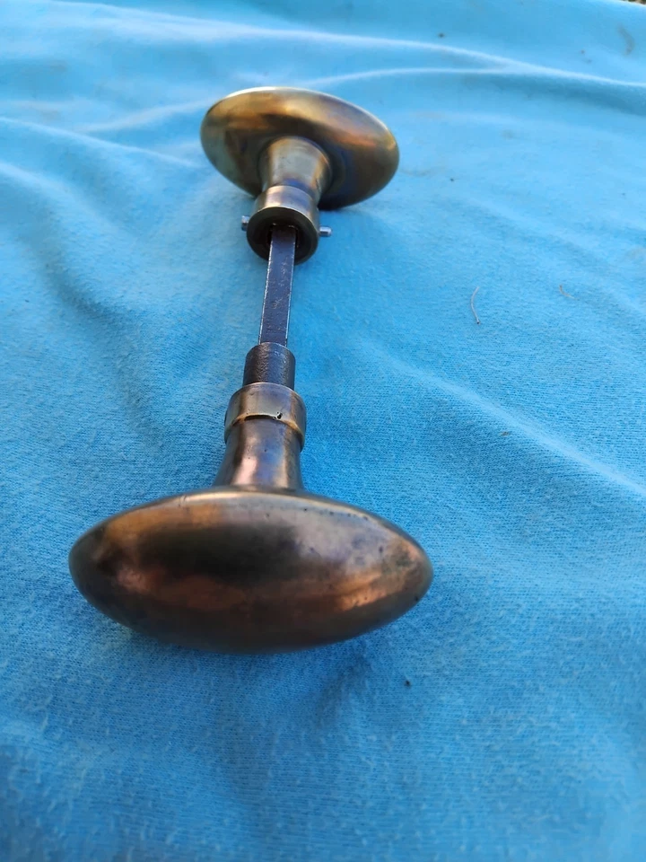 ancienne poignée de porte ovale en bronze ou laiton napoléon III carré de 6 mm - Photo 2/3