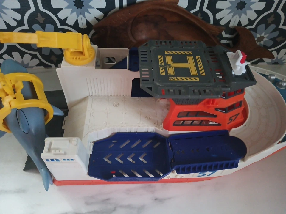 Matchbox Mission Marine Research Boat With Shark 2013 Floats - Image 3 of 4