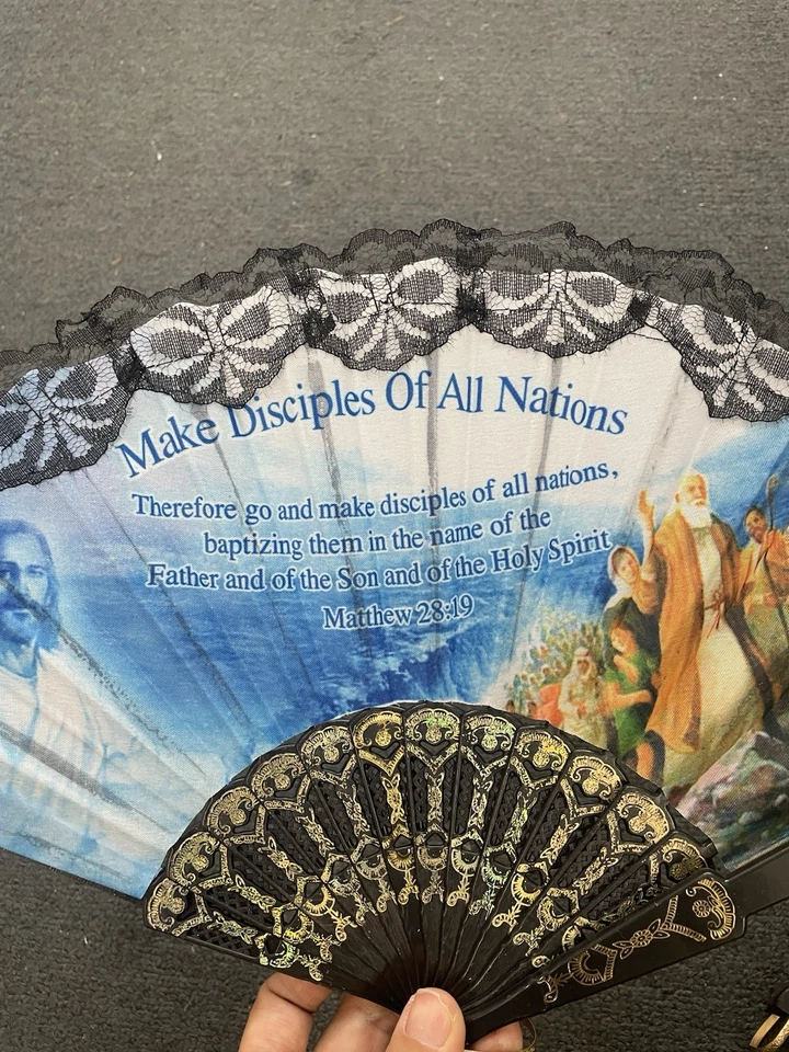 Juego de 12 abanicos de mano religiosos de verano negros con bolsa de regalo/ventilador plegable bautizo favor Foto 3 de 4