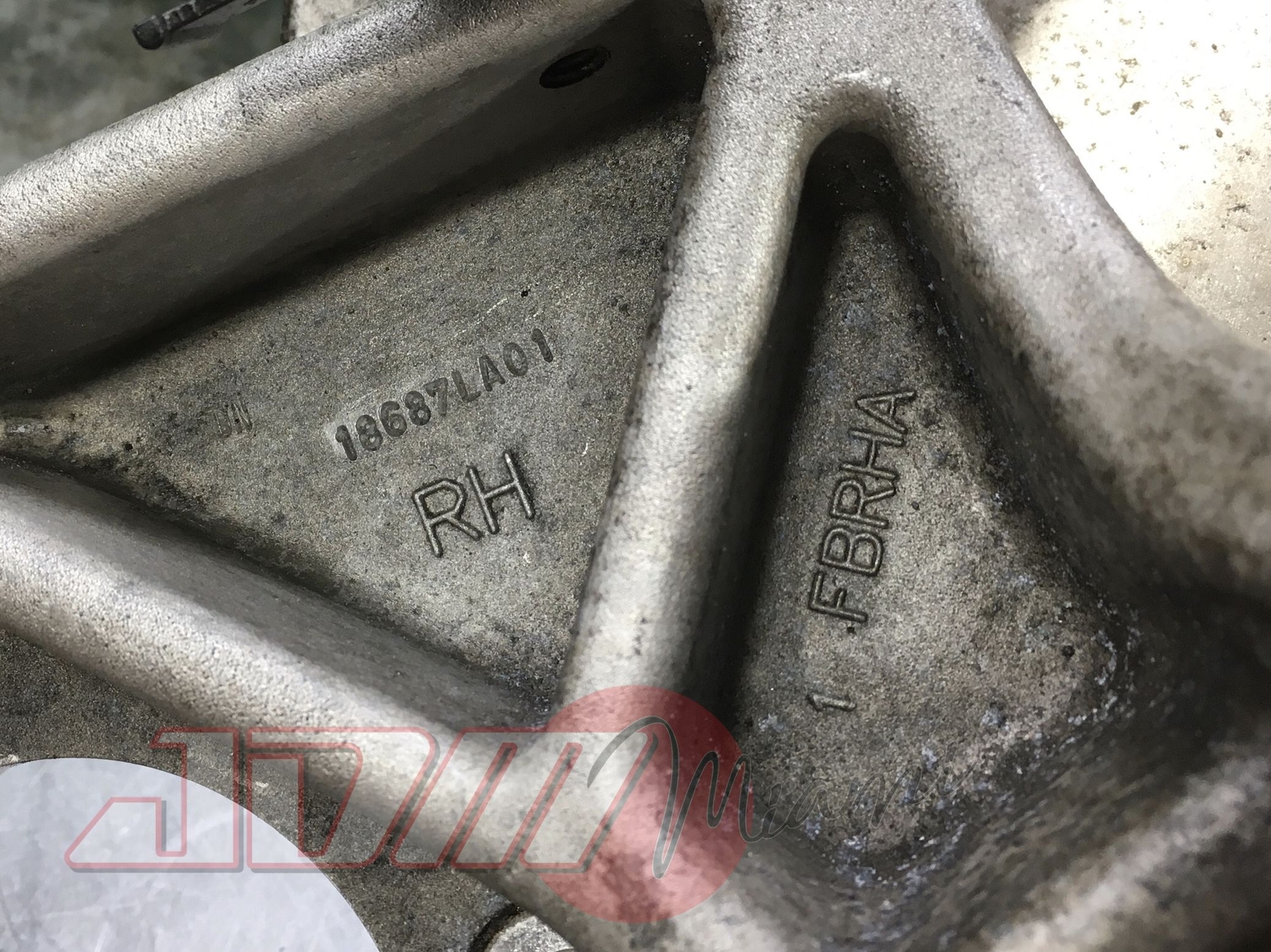 2018-2023 ASTON MARTIN VANTAGE SPINDLE KNUCKLE HUB REAR RIGHT SIDE HY53-5A970-AD