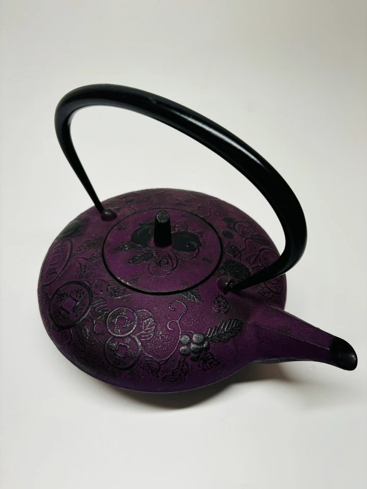 Tetera de hierro fundido Teavana Abundance de colección púrpura, monedas negras hechas en Japón Foto 3 de 4