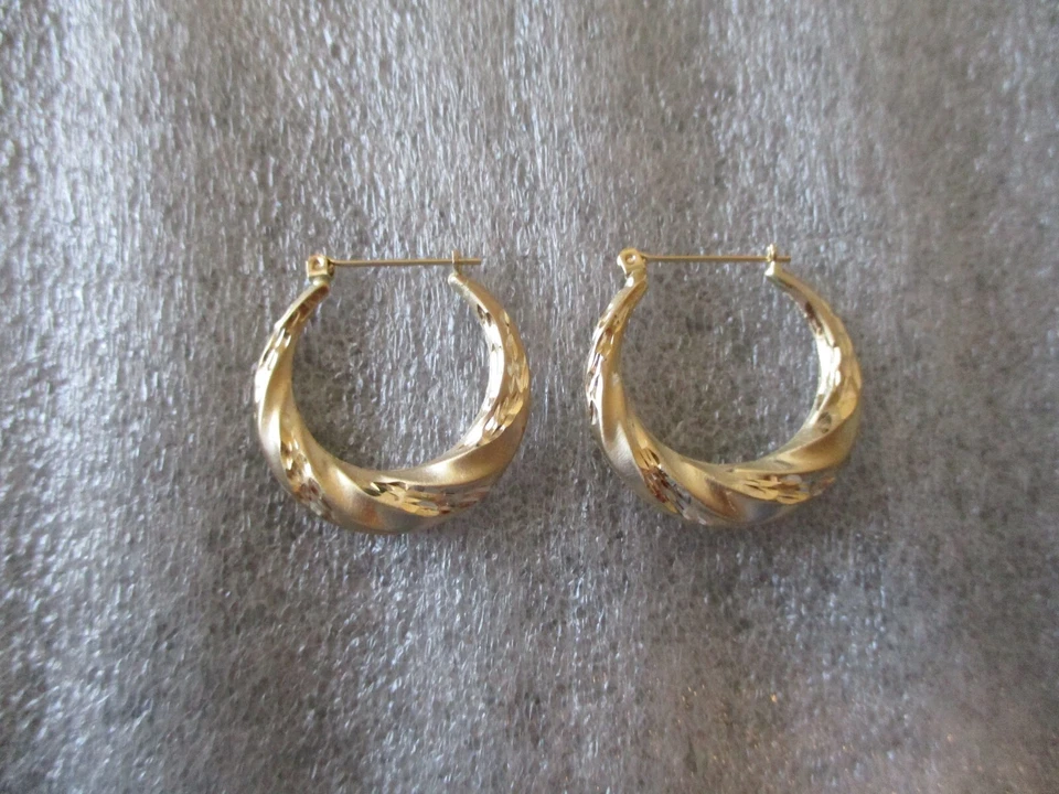 14K YELLOW GOLD HOOP EARRINGS by JACMEL (JCM) - DIAMOND CUT DESIGN - 1.94g - Image 4 of 4