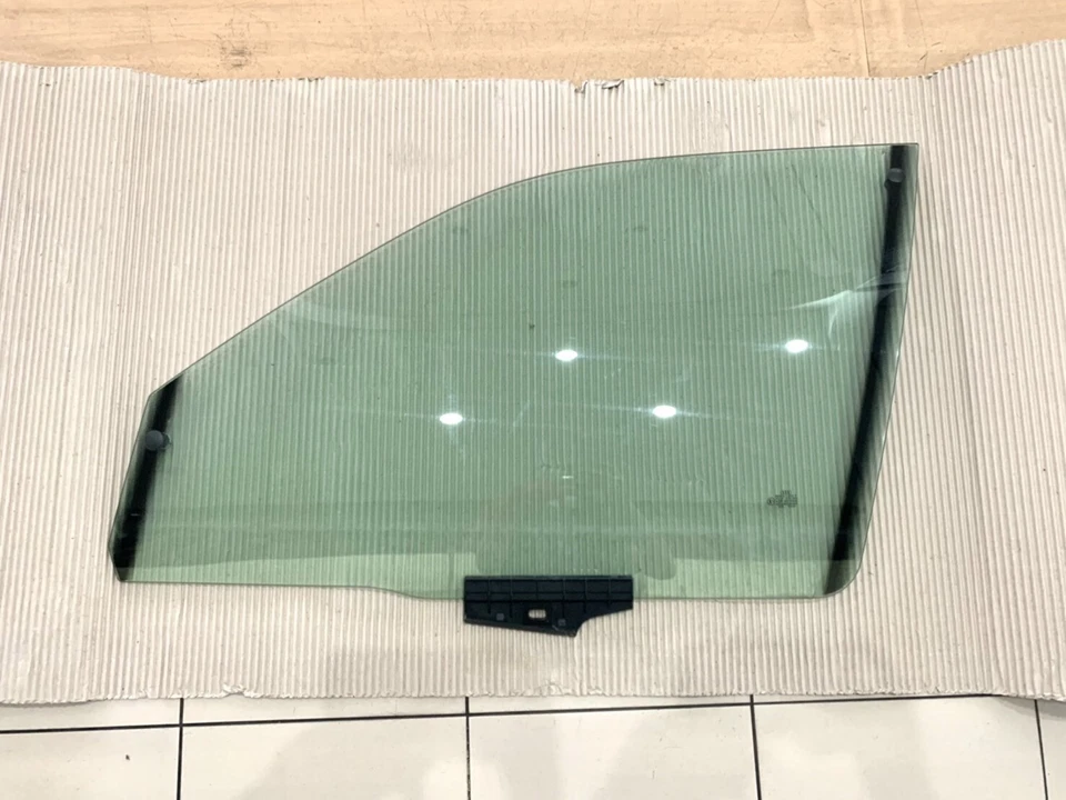 Genuine 4A0845021A Front Left Window For AUDI A100 - Image 2 of 4