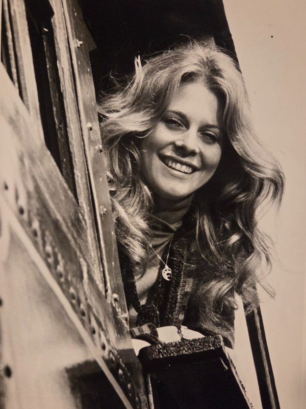 ABC Vintage 7x9 Press Photo Lindsay Wagner The Bionic Woman 
