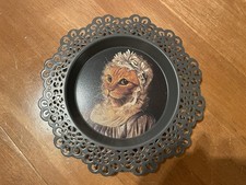 3er Set IKEA SKURAR Deko Wandteller - Vintage Katzenportraits Skurrile Kunst