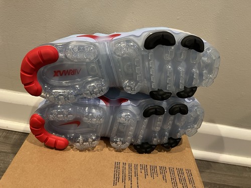 Taglia 8,5 - Nike Air Vapormax Plus Bianco/University Rosso-Nero CW6974 100 - Foto 7 di 10