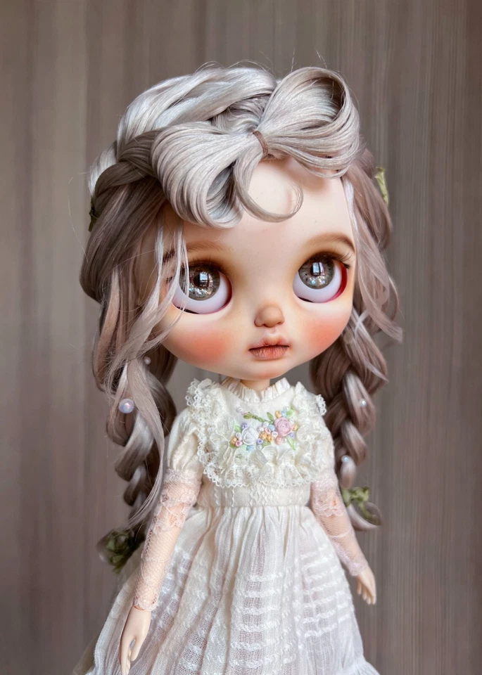 Ropa Muñeca Blythe -- Vestido Largo Bordado Cinta Estilo Retro Crudo (ÚNICO EN SU CLASE) Foto 4 de 4